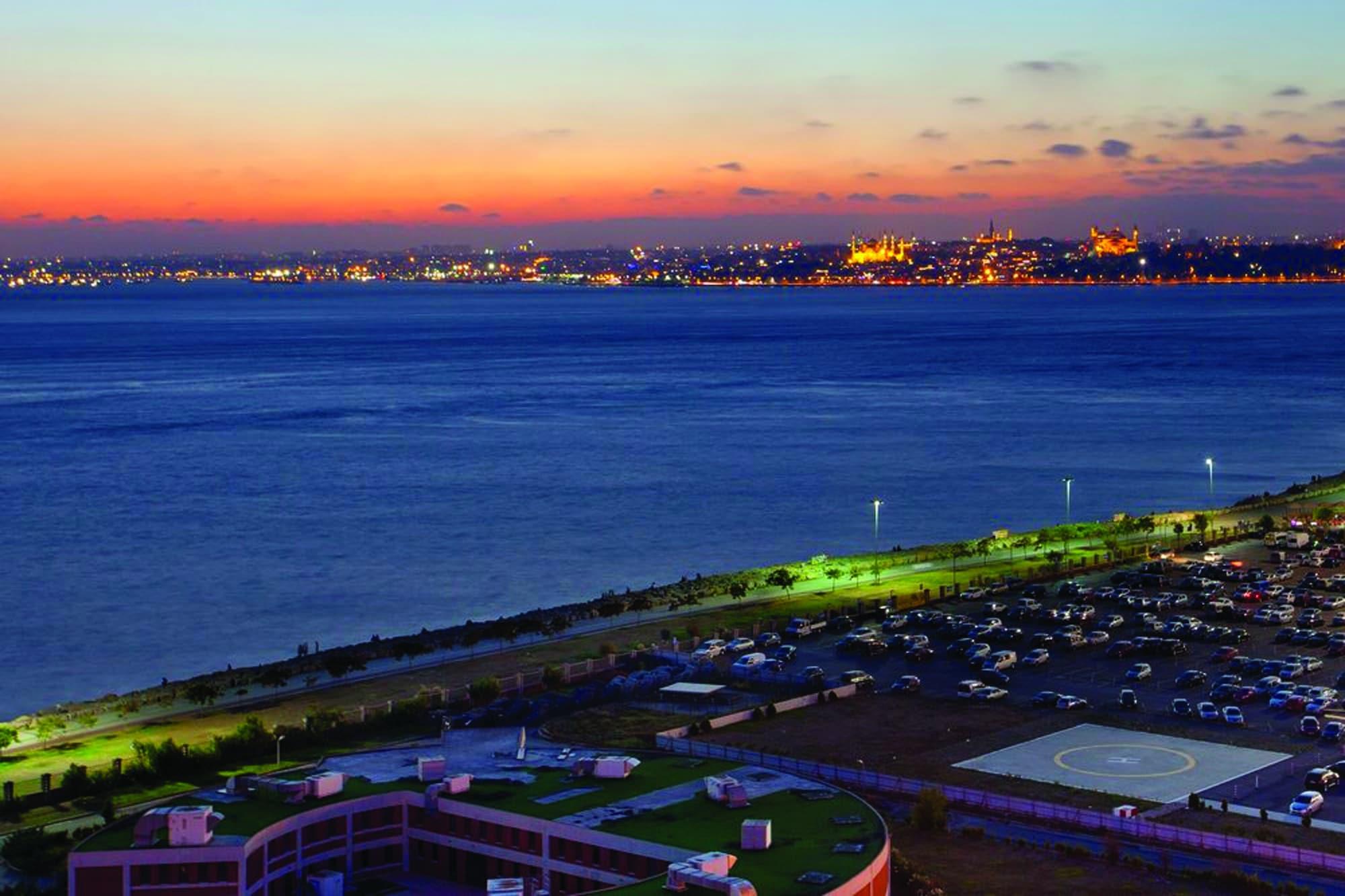 Doubletree By Hilton Istanbul - Moda Exterior foto View of the Bosphorus from the hotel