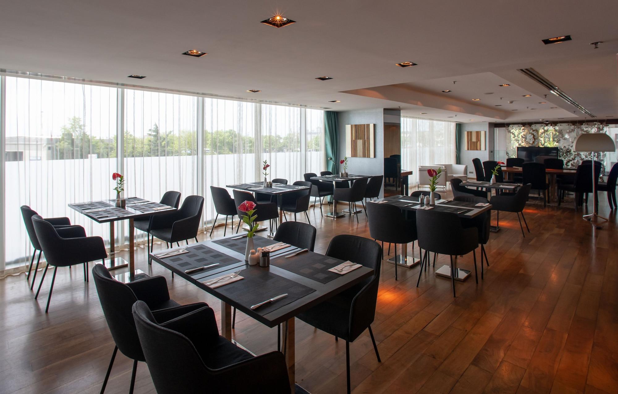 Doubletree By Hilton Istanbul - Moda Exterior foto The lounge at the airport