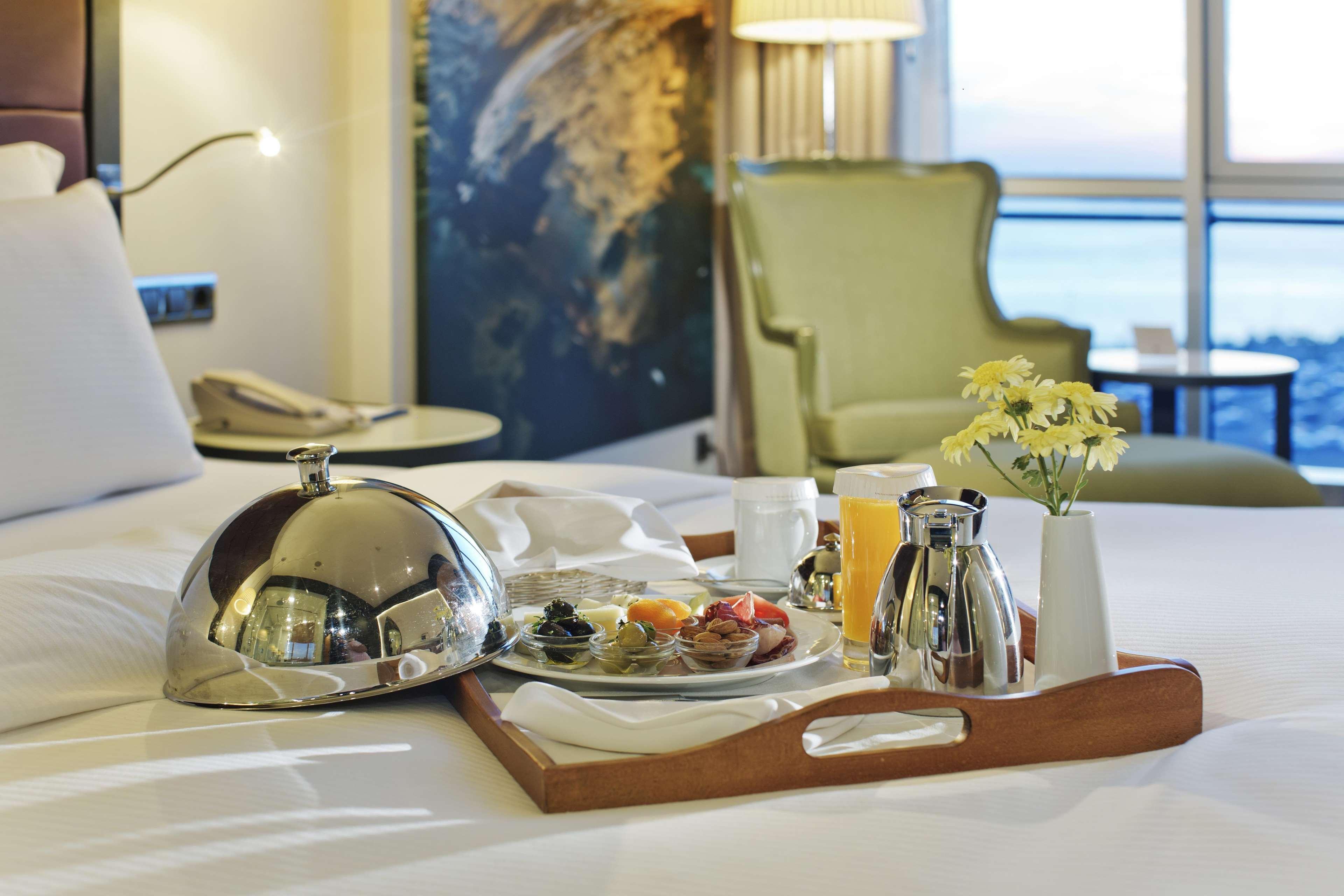 Doubletree By Hilton Istanbul - Moda Exterior foto Room service
