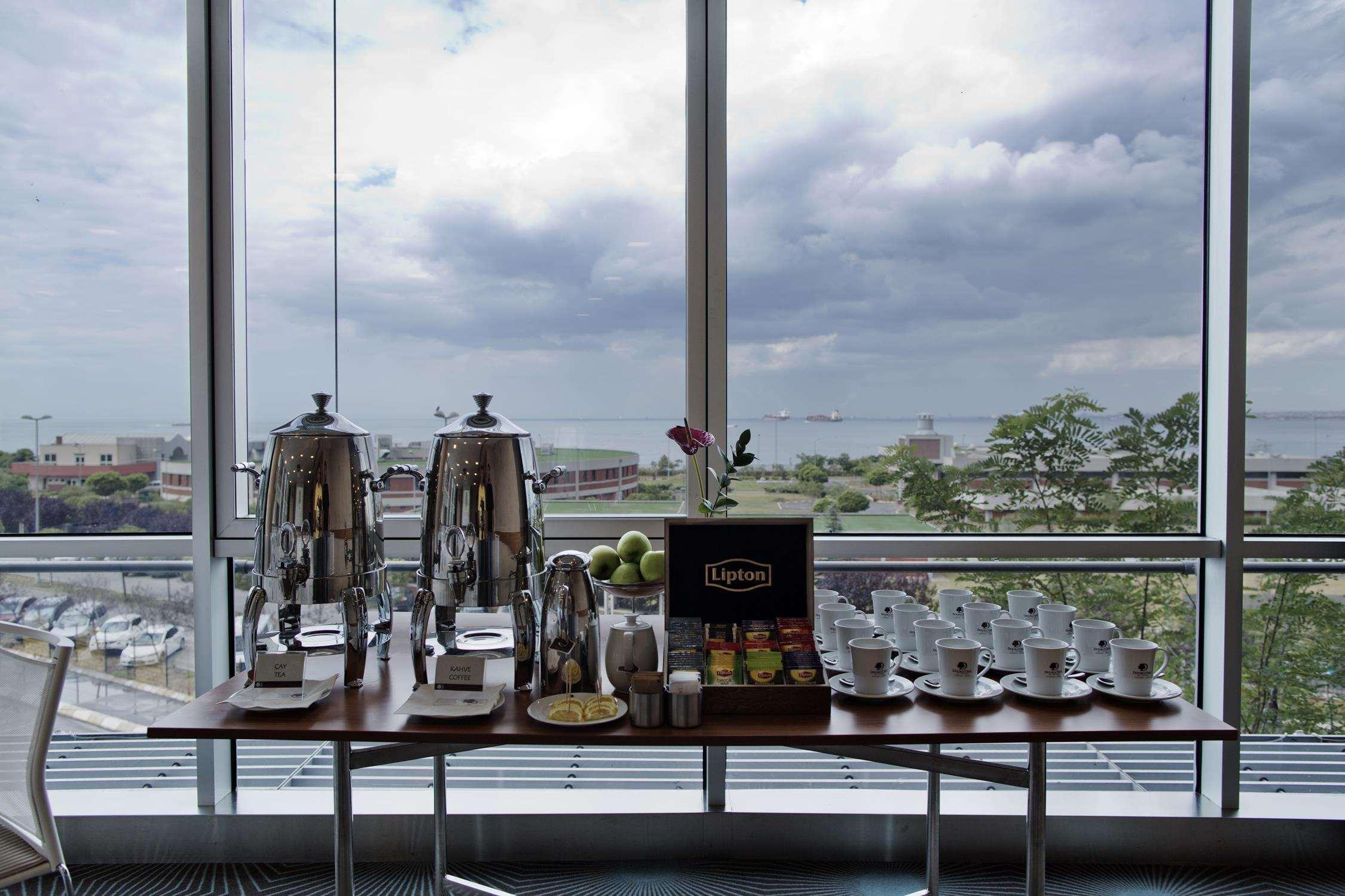 Doubletree By Hilton Istanbul - Moda Restaurant foto A view from the 10th floor of the building