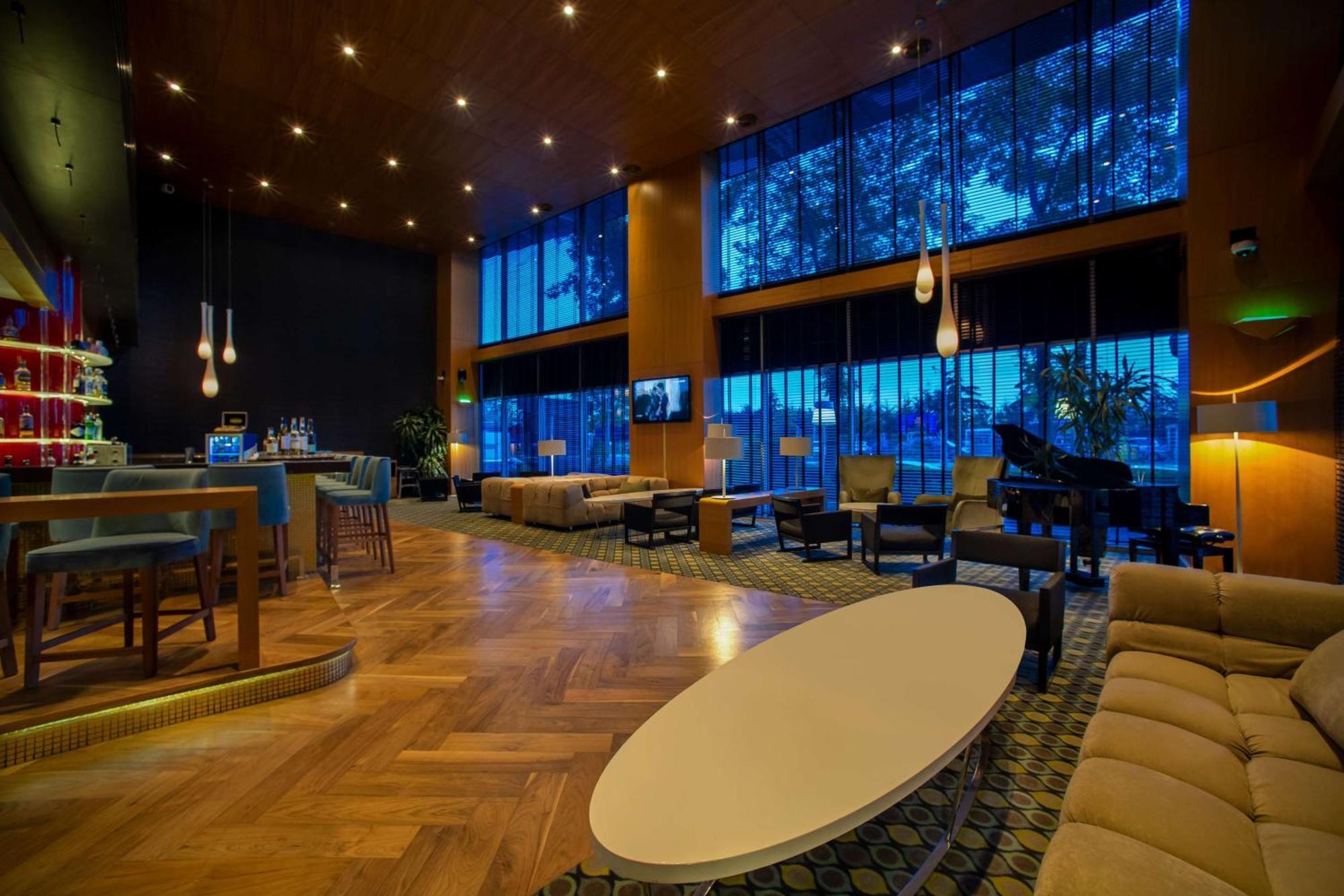 Doubletree By Hilton Istanbul - Moda Exterior foto The lounge at the airport