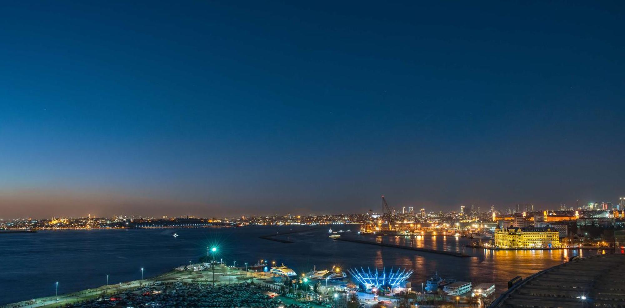 Doubletree By Hilton Istanbul - Moda Exterior foto View of Long Beach at night