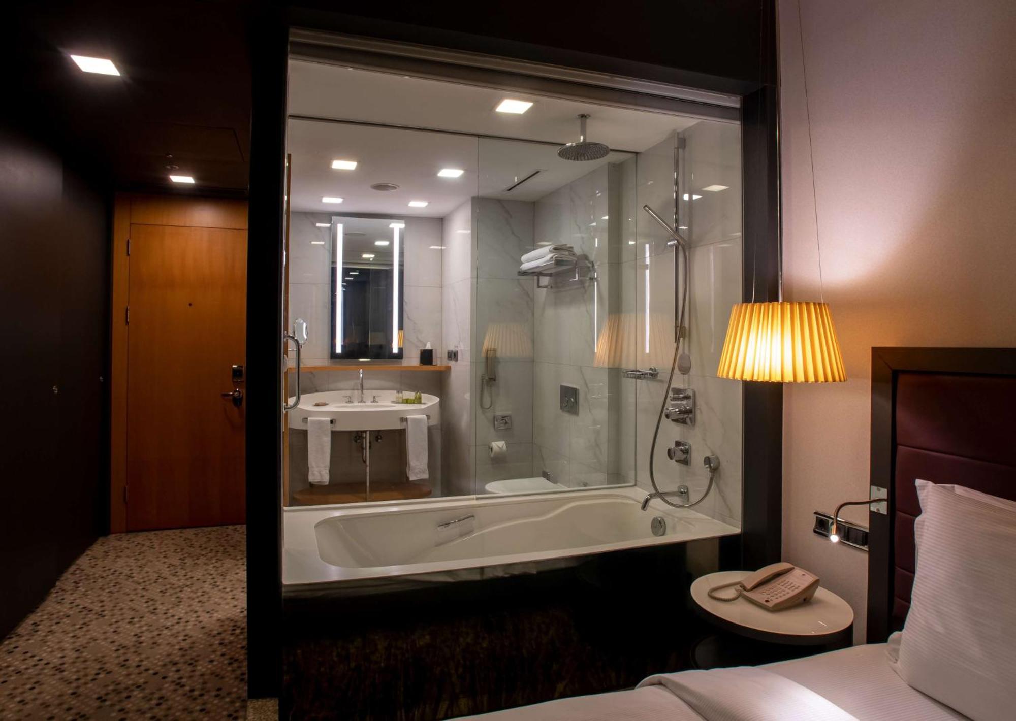 Doubletree By Hilton Istanbul - Moda Exterior foto A bathroom at the hotel