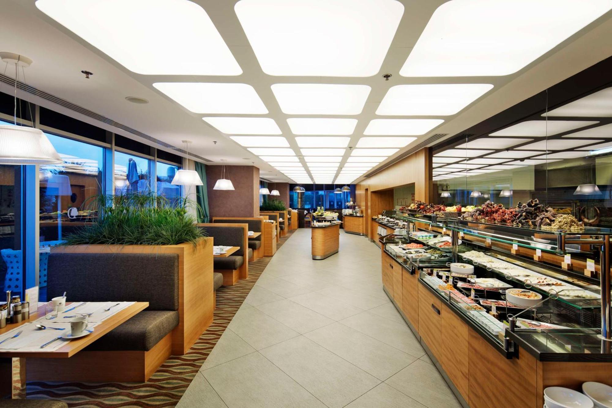 Doubletree By Hilton Istanbul - Moda Exterior foto Interior of a buffet restaurant
